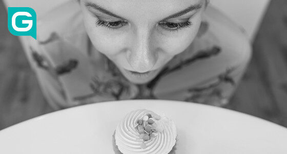 Frau pustet Torte tot